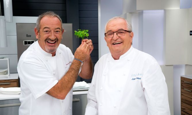 Karlos Arguiñano y Juan Mari Arzak en el plató de Hogarmania, donde el primero suele grabar su programa de televisión (©Hogarmania)